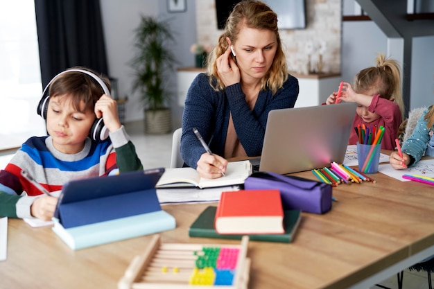 Bezet moeder tijdens kantoorwerk thuis met kinderen thuis