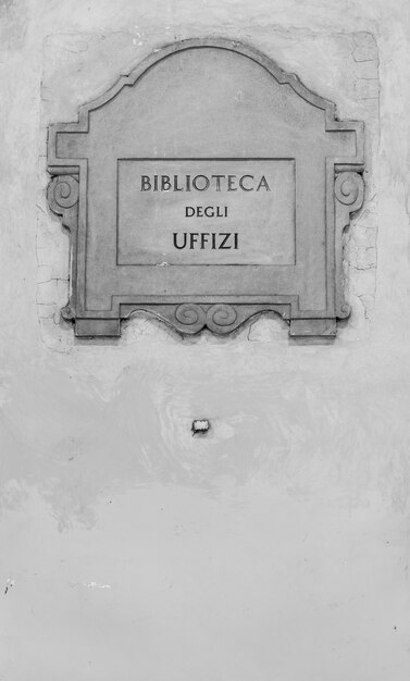 Bezienswaardigheden dichtbij de hoofdingang van de Biblioteca degli Uffizi (de bibliotheek van de Uffizi), Florence, Italië
