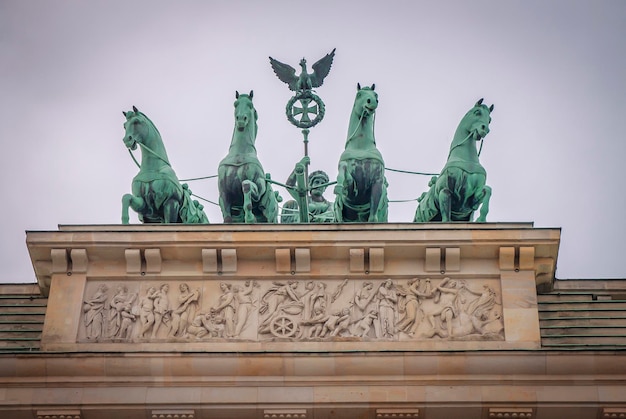 Foto bezienswaardigheden in de hoofdstad van duitsland. brandenburger tor in berlijn.