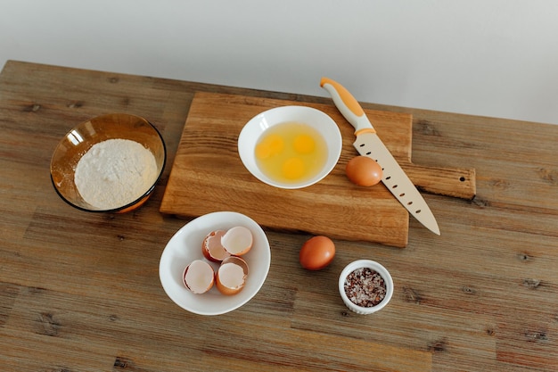 Bezig met koken Eieren meel zout op tafel snijplank en mes Deeg Ingrediënten