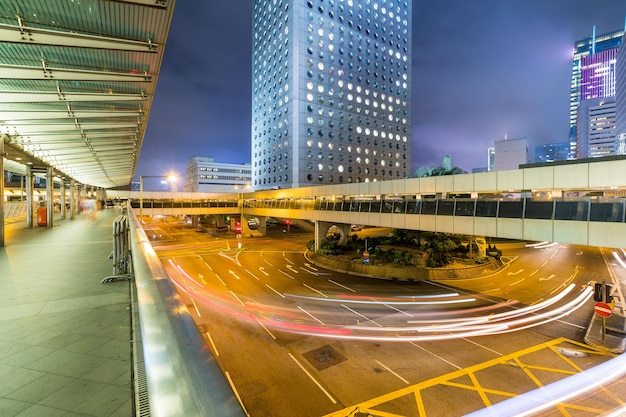 Bezig verkeer in Hongkong 's nachts