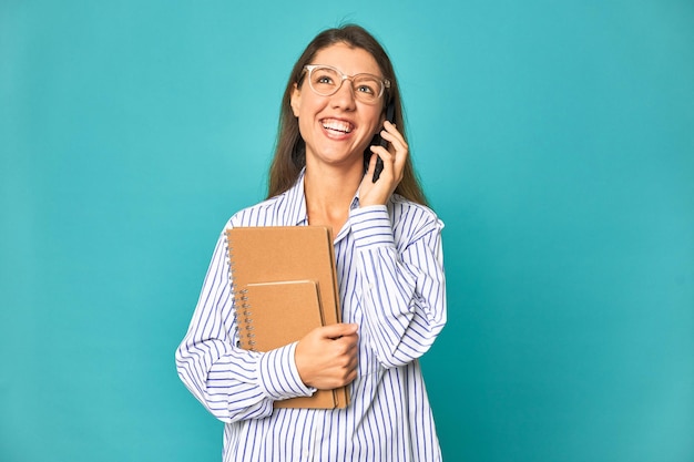 Bezige secretaresse op het schot van de telefoongesprekstudio