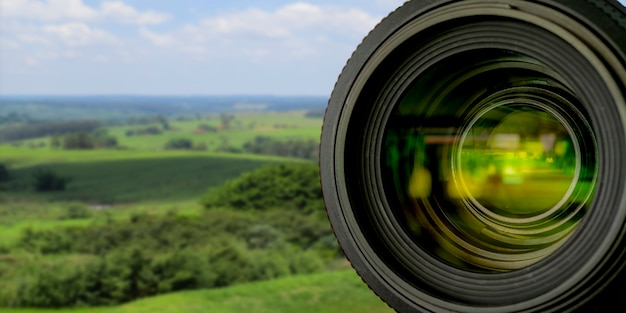 Bezinning in de lens van de fotocamera met vage landschapsachtergrond. selectieve aandacht.