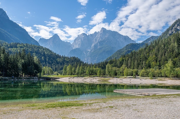 Bezinning van bergen in meer jasna kranjska gora