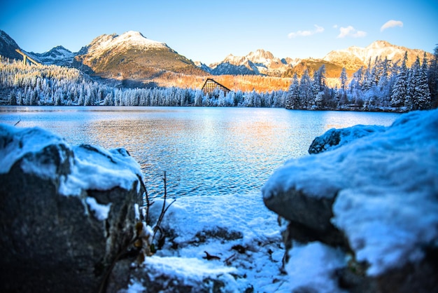Bezinning van bergmeer in Hoge Tatra Slowakije Strbske pleso in de winter