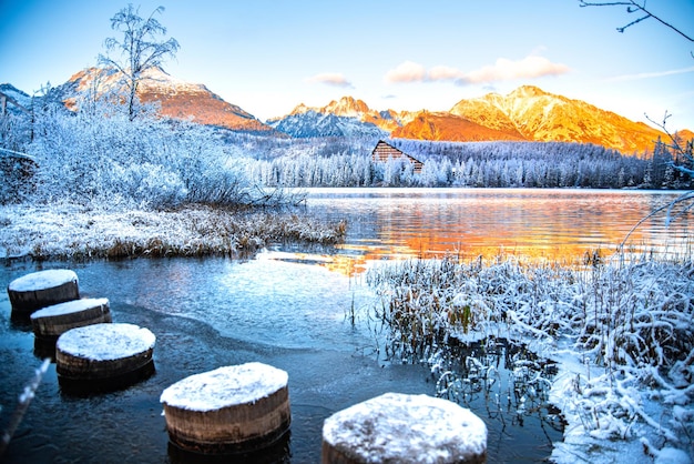 Bezinning van bergmeer in Hoge Tatra Slowakije Strbske pleso in de winter