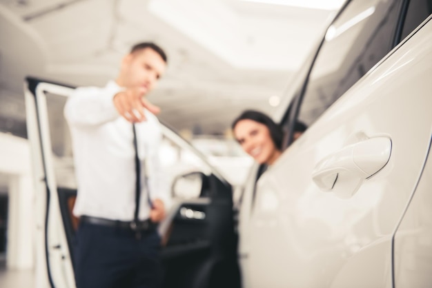 Bezoek aan autodealer