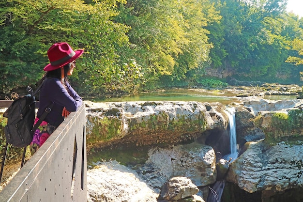 Bezoeker kijkt naar de waterval vanaf het observatieplatform in Martvili canyon Georgia