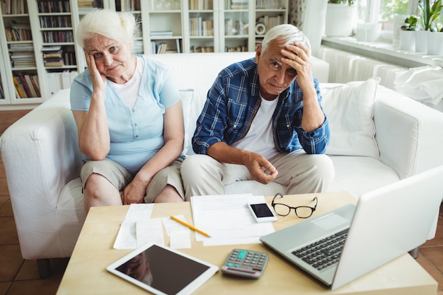 Bezorgd senior koppel zittend op de bank