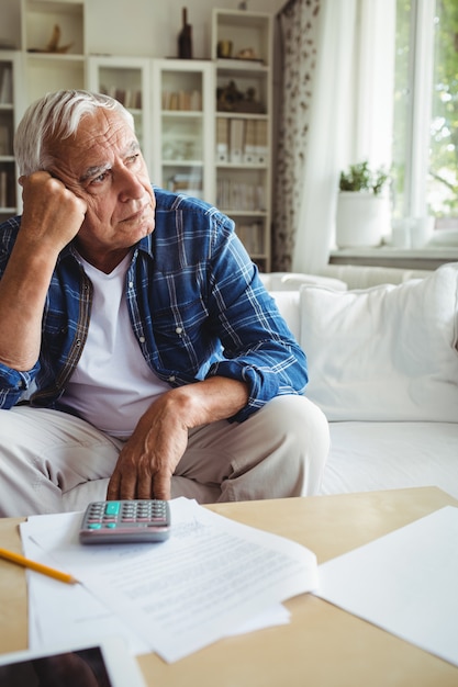 Bezorgd senior man zittend op een bank