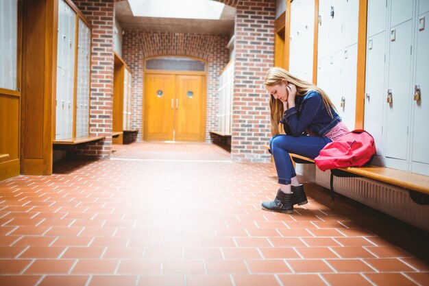 Bezorgd student zitten en naar beneden te kijken