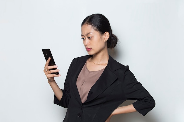 bezorgde Aziatische zakenvrouw met mobiele telefoon mobile