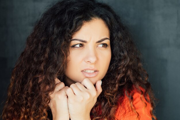 bezorgde bezorgde vrouw. toenemende angst angst.