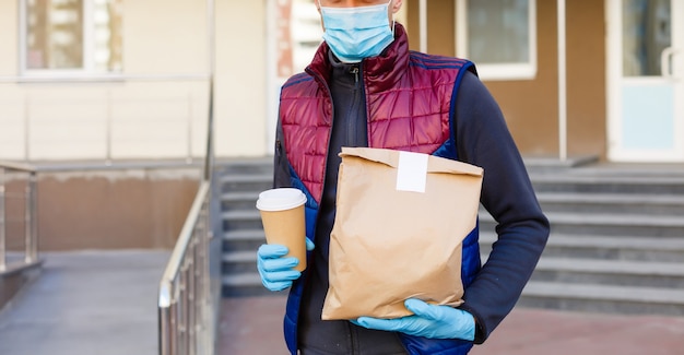 Foto bezorger bezorgt bestellingen. bezorgservice onder quarantaine, ziekte-uitbraak, coronavirus covid-19 pandemische omstandigheden.