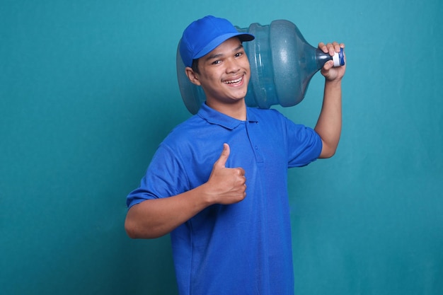 Bezorger in blauw uniform met een liter water en een duim omhoog