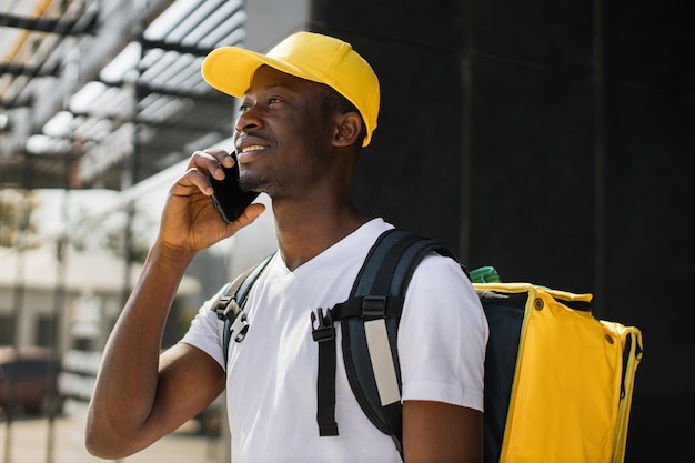 Bezorger medewerker bezorgt online bestelling klant klant