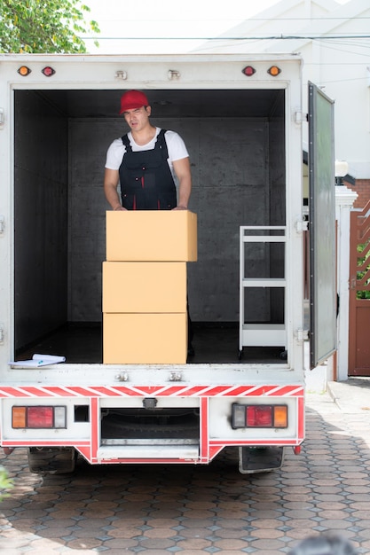 Foto bezorger met dozen in het concept van vrachtwagenbezorging en logistiek