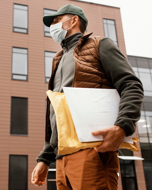 Bezorger met masker tijdens het bezorgen