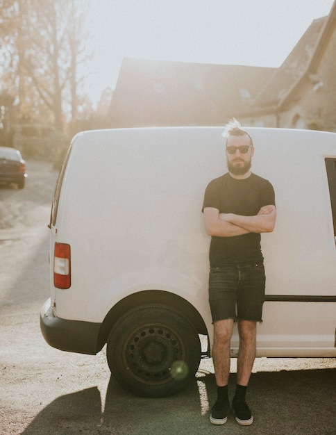 Foto bezorger met witte bestelwagen