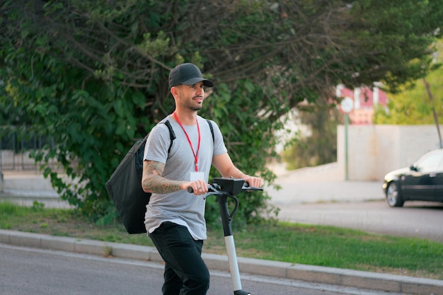 Bezorger op een elektrische scooter