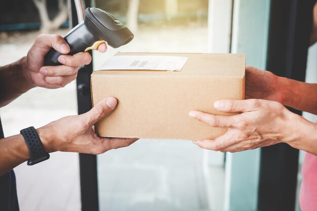 Bezorger scant koerier terwijl hij aan vrouw geeft