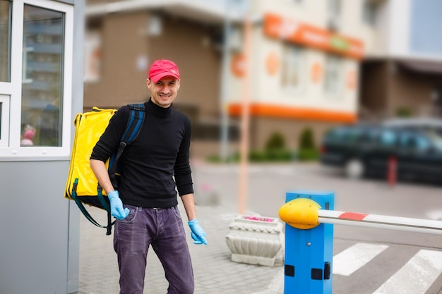 bezorger van voedselbezorgservice die over straat loopt