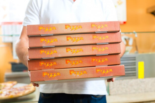 Bezorgservice, man met pizzadozen