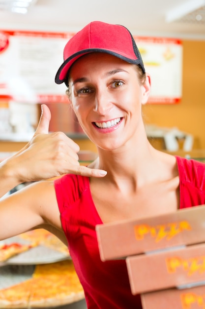 Bezorgservice, vrouw met pizzadozen