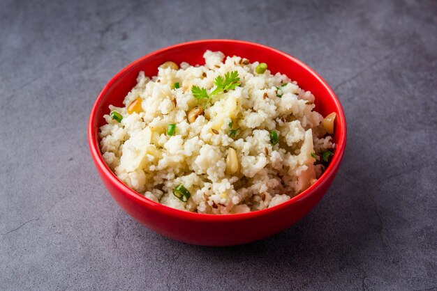 Photo bhagar indian fasting or upwas food recipe made using barnyad millet rice grains or sanwa samwa