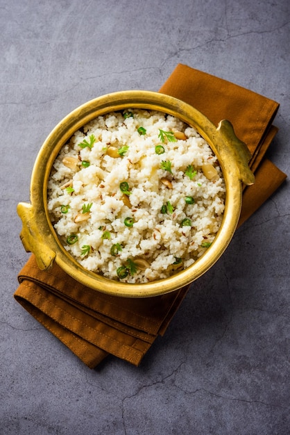 Photo bhagar indian fasting or upwas food recipe made using barnyad millet rice grains or sanwa samwa