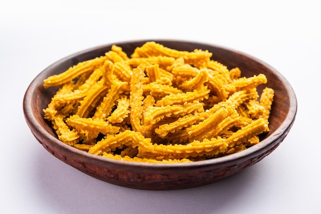 Bhajni chakli-sticks of knapperige murukku-snack gemaakt met behulp van diwali festival favoriet kauwend voedsel