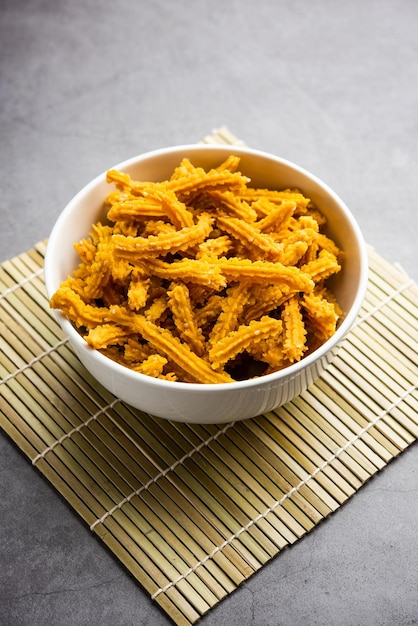 Bhajni chakli stokken of knapperige murukku snack gemaakt met behulp van Diwali festival favoriete munching voedsel