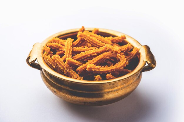 Foto bhajni chakli stokken of knapperige murukku snack gemaakt met behulp van diwali festival favoriete munching voedsel