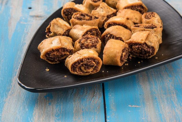 Bhakarwadi anche scritto come bakarwadi o involtino primavera, è un tradizionale snack dolce e speziato per l'ora del tè nato a pune, nel maharashtra