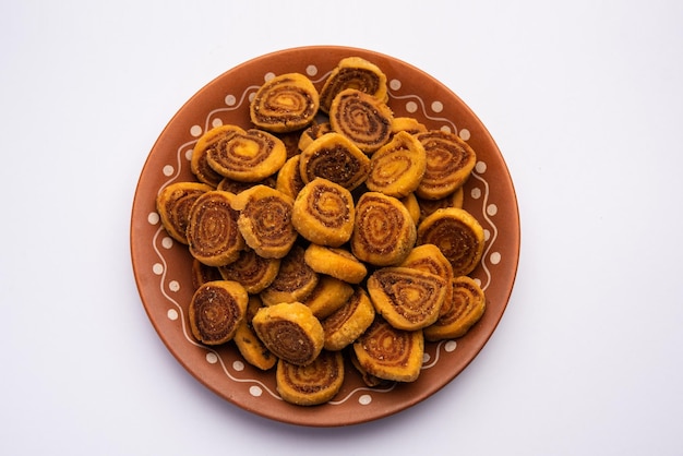 Photo bhakarwadi or bakarvadi or bhakharwadi is an indian traditional snacks originating from pune