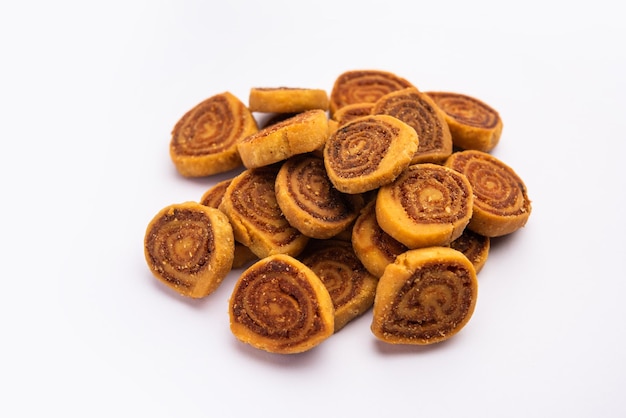 Photo bhakarwadi or bakarvadi or bhakharwadi is an indian traditional snacks originating from pune