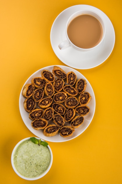 Bhakarwadi, ook gespeld als Bakarwadi of loempia, is een traditionele zoete en pittige theetijdsnack afkomstig uit Pune, Maharashtra