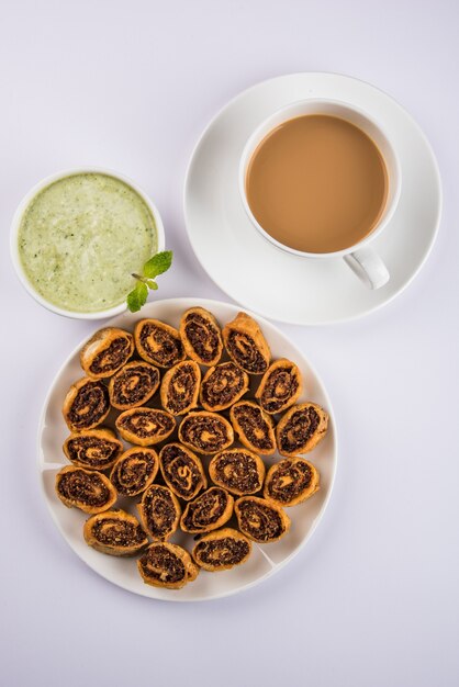 Bhakarwadi, ook gespeld als Bakarwadi of loempia, is een traditionele zoete en pittige theetijdsnack afkomstig uit Pune, Maharashtra