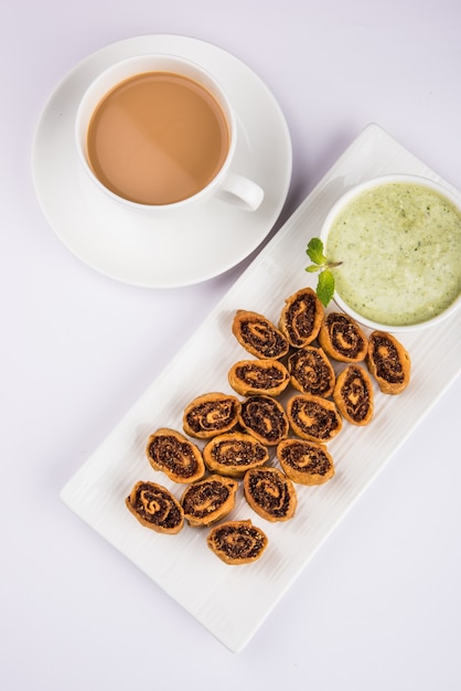 Bhakarwadi, ook gespeld als Bakarwadi of loempia, is een traditionele zoete en pittige theetijdsnack afkomstig uit Pune, Maharashtra