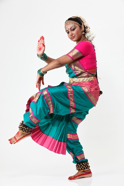 Photo bharatnatyam dancer in natraj posture standing against white background