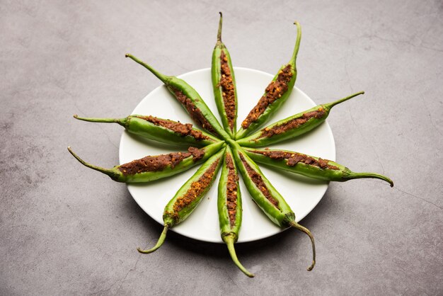 Bharwa Masala Mirch of gevulde groene pepers of Bharli Mirchi, Indiaas eten