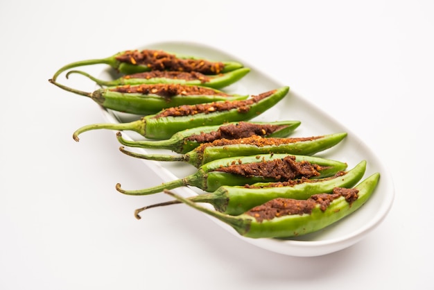 Bharwa MasalaMirchまたはStuffedGreenChilliesまたはBharliMirchi、インド料理