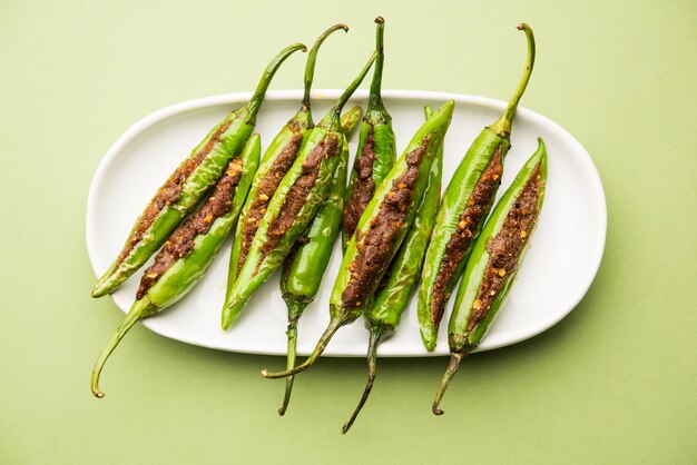 Bharwa masala mirch o peperoncini verdi ripieni o bharli mirchi, cibo indiano