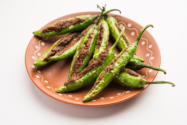 Bharwa Masala Mirch 또는 박제 녹색 칠리 또는 Bharli Mirchi, 인도 음식