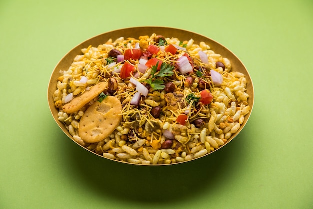 Bhel Puri is een hartige snack of Chaat-item uit India. Het is gemaakt van gepofte rijst, groenten en pittige tamarindesaus. Populair Indiaas eten langs de weg