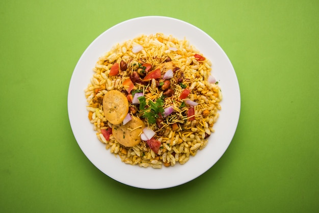 Bhel Puri is een hartige snack of Chaat-item uit India. Het is gemaakt van gepofte rijst, groenten en pittige tamarindesaus. Populair Indiaas eten langs de weg