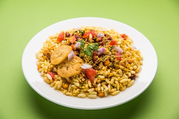 Bhel Puri is een hartige snack of Chaat-item uit India. Het is gemaakt van gepofte rijst, groenten en pittige tamarindesaus. Populair Indiaas eten langs de weg