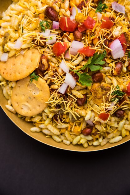 Bhel Puri is een hartige snack of Chaat-item uit India. Het is gemaakt van gepofte rijst, groenten en pittige tamarindesaus. Populair Indiaas eten langs de weg