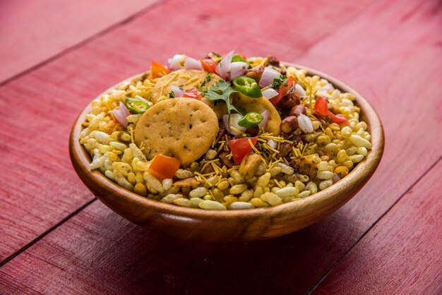 Bhel Puri is een hartige snack of Chaat-item uit India. Het is gemaakt van gepofte rijst, groenten en pittige tamarindesaus. Populair Indiaas eten langs de weg