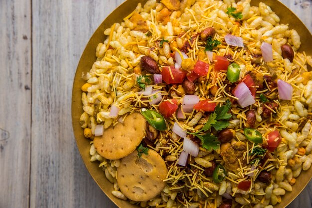Bhel Puri is een hartige snack of Chaat-item uit India. Het is gemaakt van gepofte rijst, groenten en pittige tamarindesaus. Populair Indiaas eten langs de weg